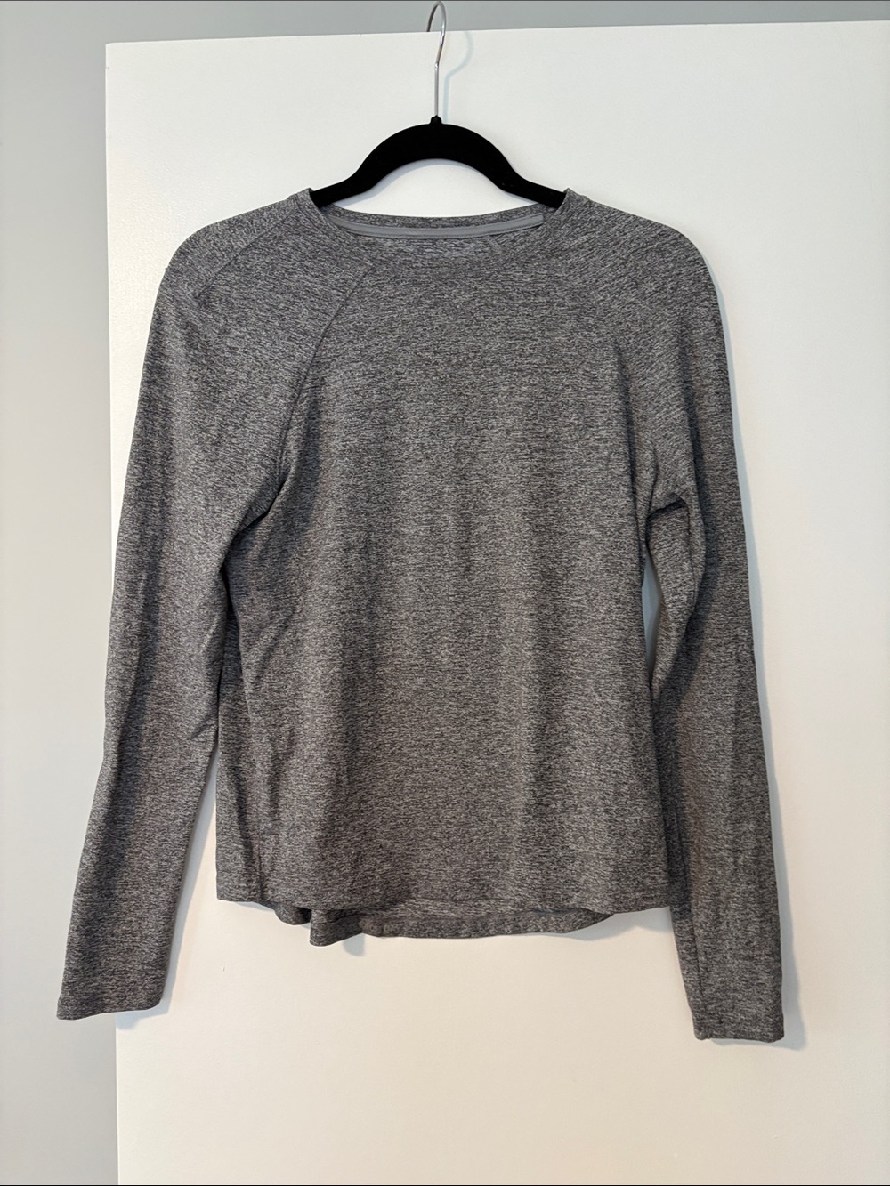 Lululemon License to Train Classic Fit Gray Long Sleeve Crewneck Top (size 4) - Picture 2 of 9
